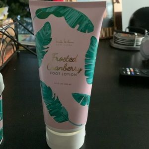 Nicole Miller Frosted Cranberry Bath Collection